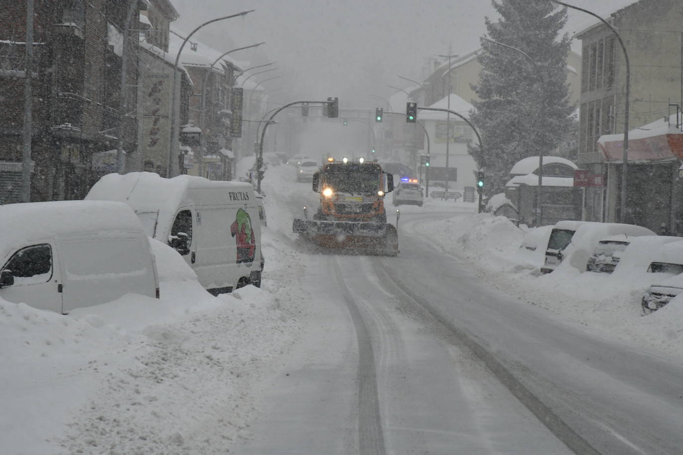 Un vecino de San Rafael, en El Espinar (Segovia), mide el espesor de la capa de nieve caída. 