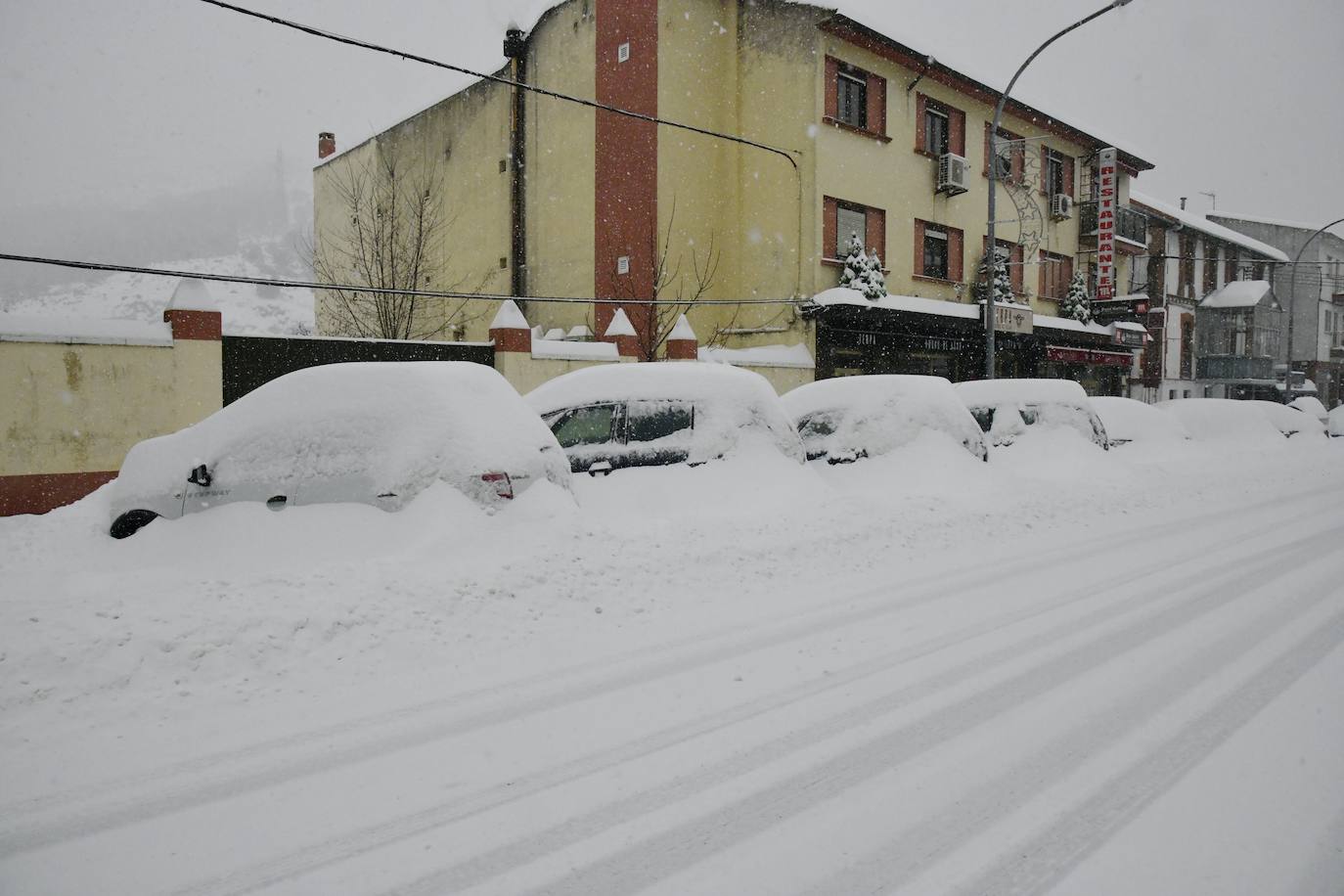 Un vecino de San Rafael, en El Espinar (Segovia), mide el espesor de la capa de nieve caída. 