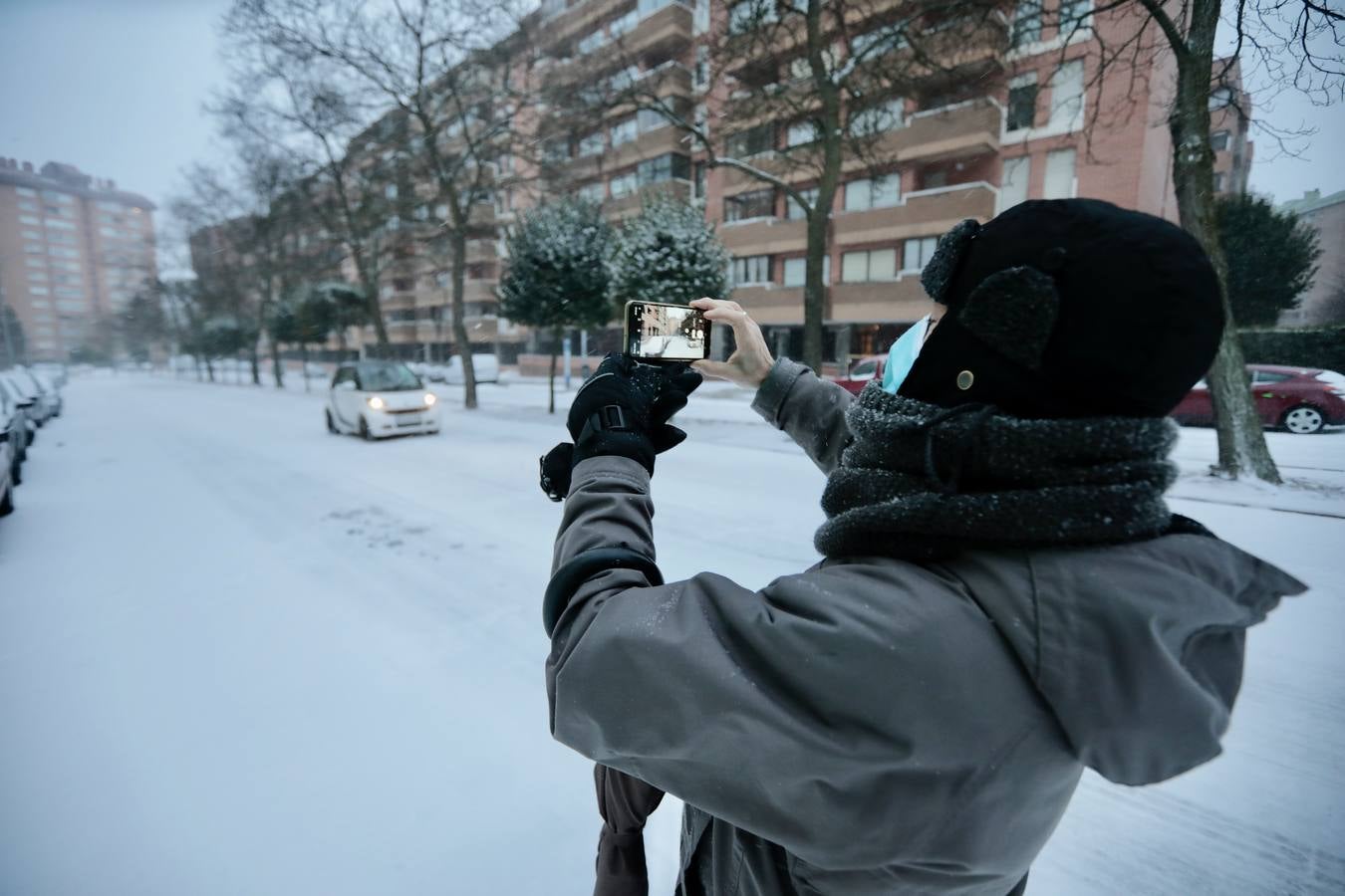 Fotos: Los vallisoletanos disfrutan de un día de nieve en la ciudad