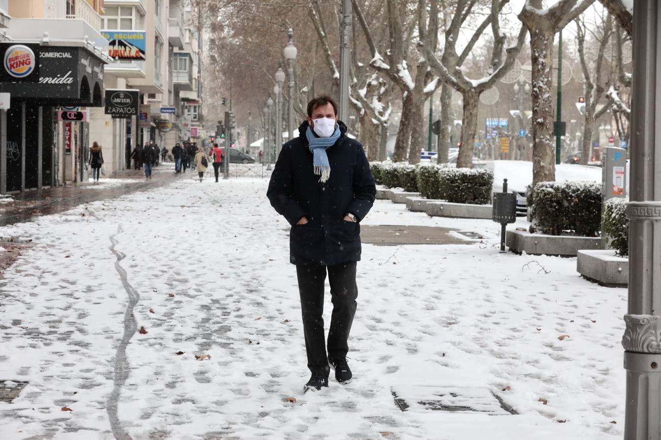 Fotos: Los vallisoletanos disfrutan de un día de nieve en la ciudad