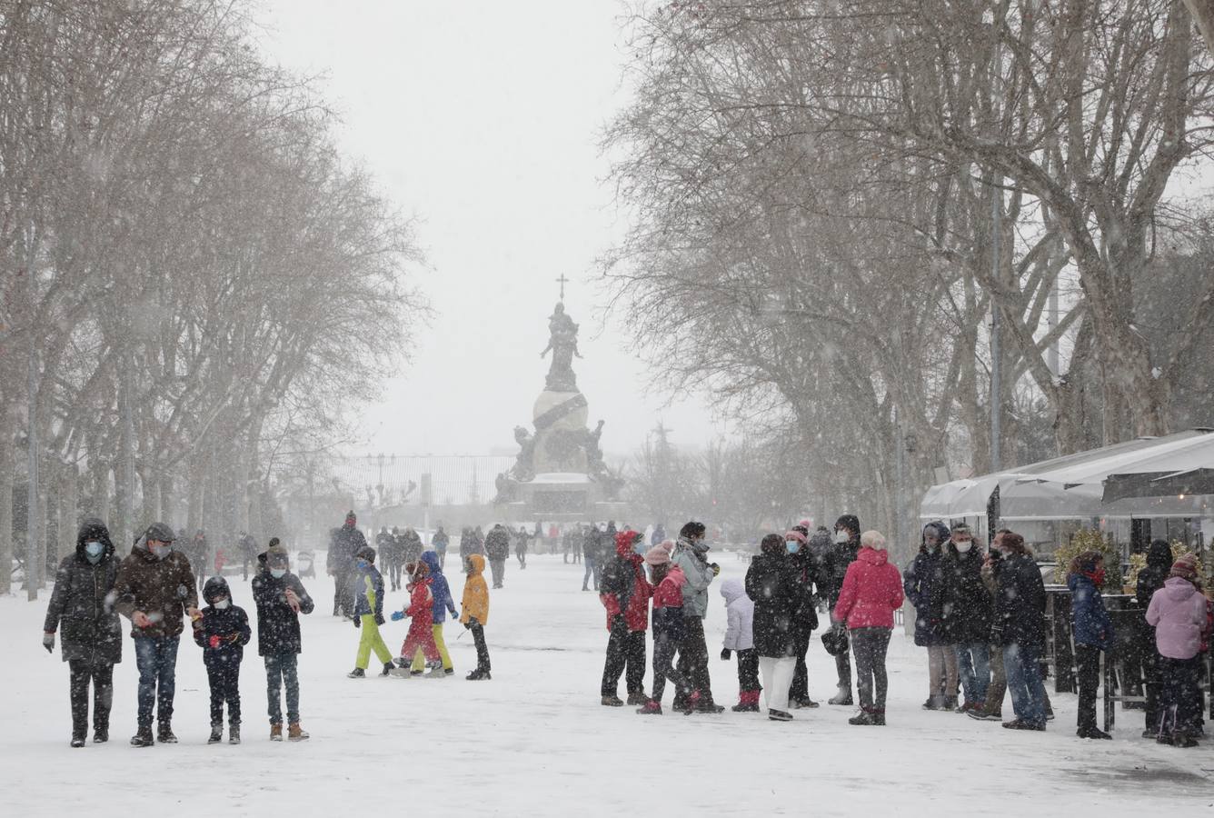 Fotos: Los vallisoletanos disfrutan de un día de nieve en la ciudad