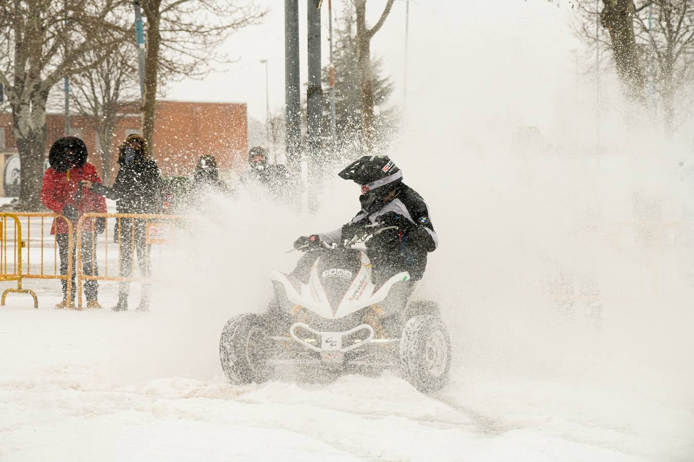 Fotos: Los vallisoletanos disfrutan de un día de nieve en la ciudad