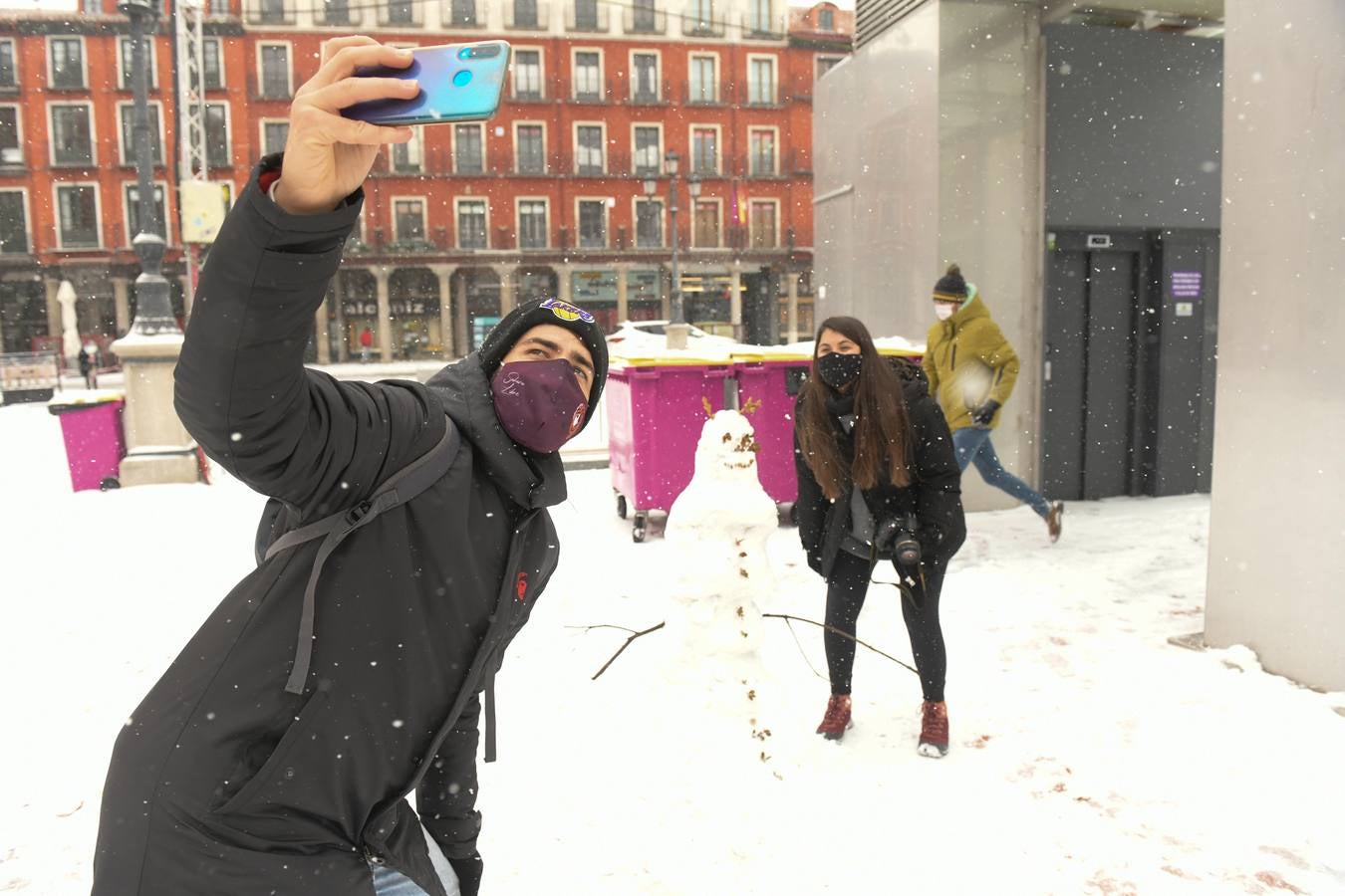 Fotos: Los vallisoletanos disfrutan de un día de nieve en la ciudad