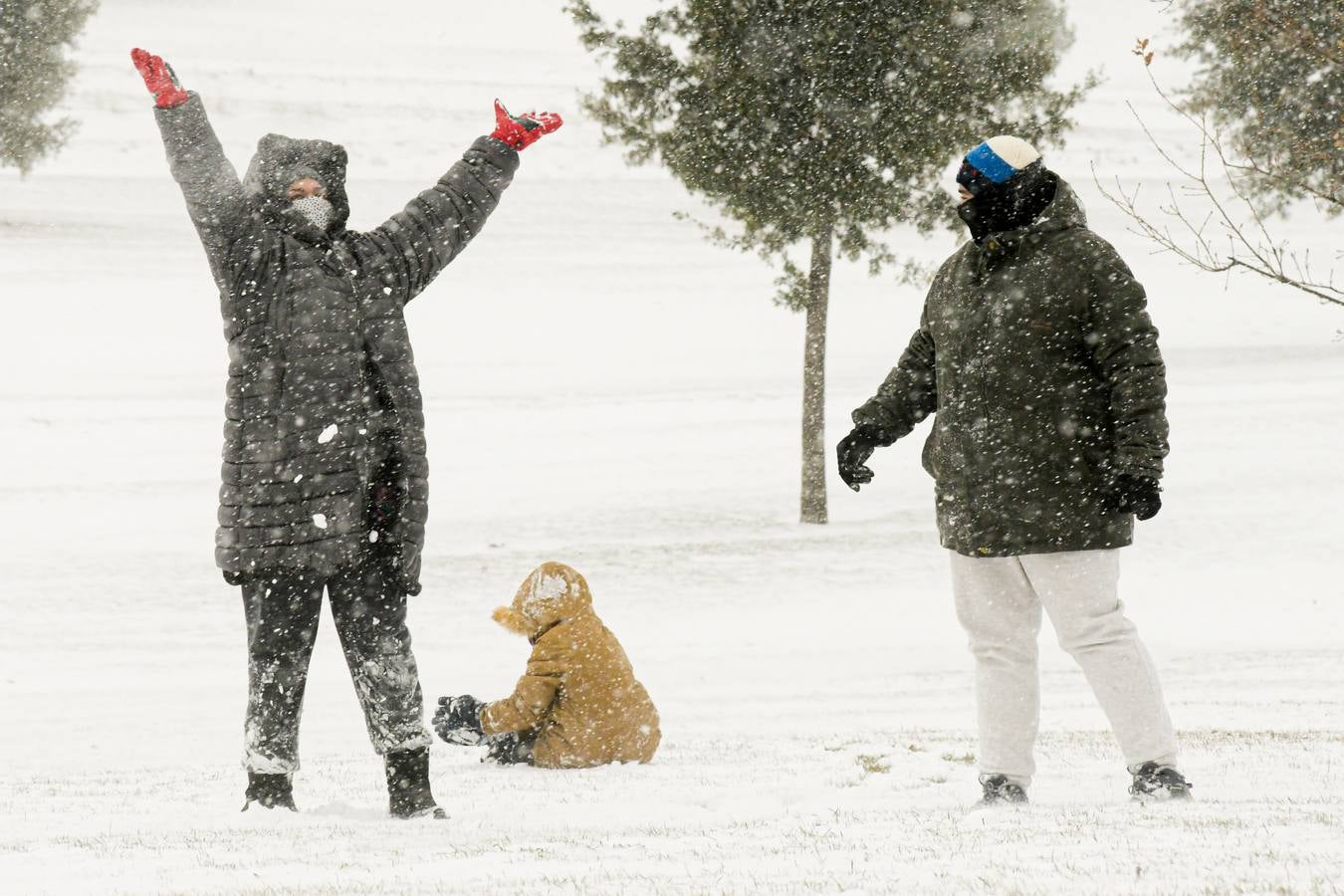 Los vallisoletanos disfrutan de un día de nieve en la ciudad