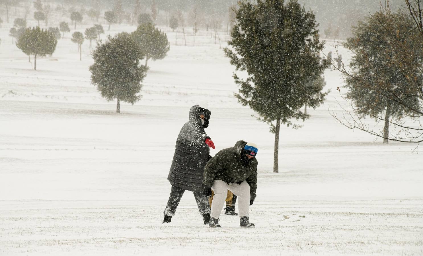 Fotos: Los vallisoletanos disfrutan de un día de nieve en la ciudad