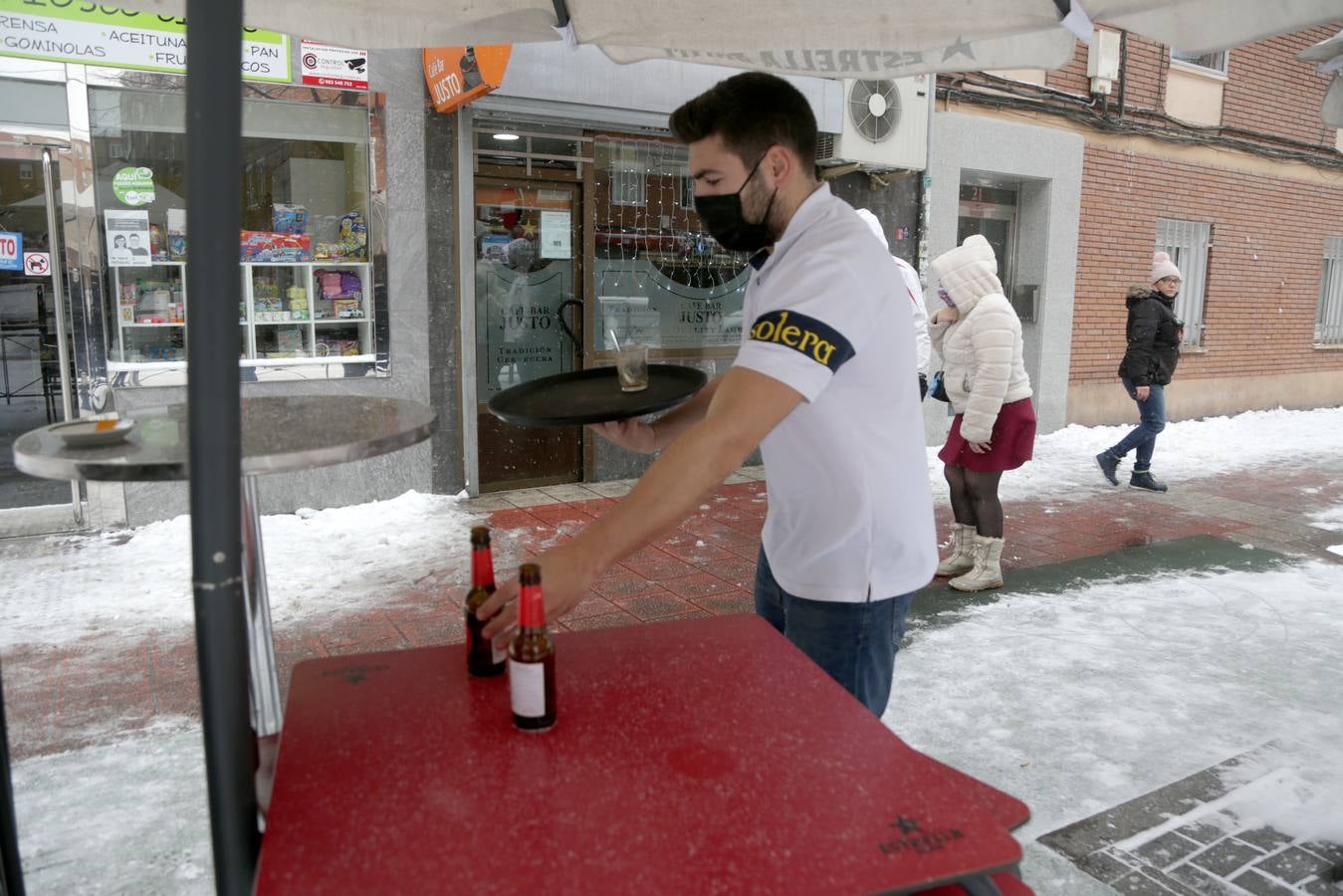 Fotos: Los vallisoletanos disfrutan de un día de nieve en la ciudad