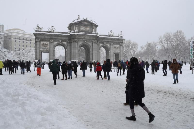 Puerta de Alcalá nevada en Madrid.