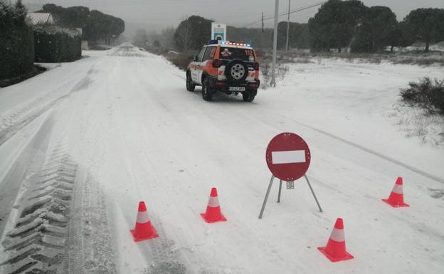 Corte de tráfico en la carretera que une Tudela de Duero con La Parilla. 