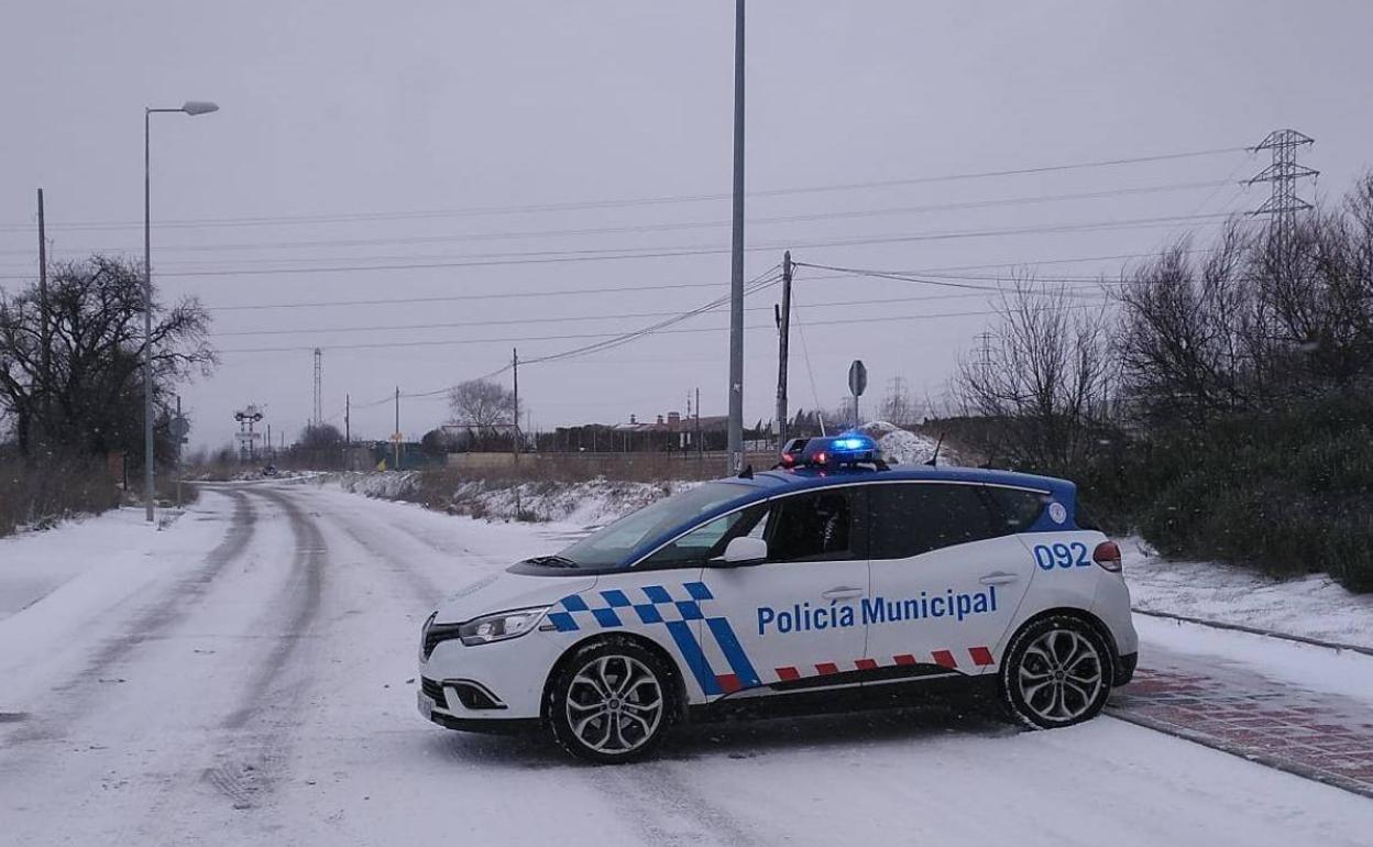 Una patrulla corta los accesos a La Overuela en Valladolid.