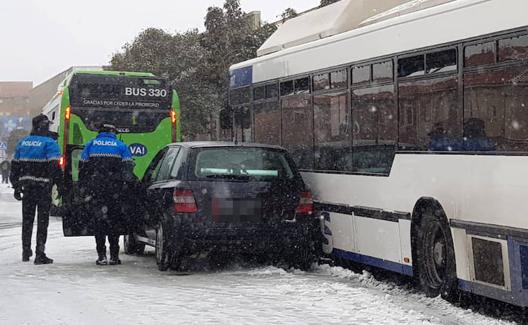 El turismo siniestrado contra el autobús en la calle Costa Brava.