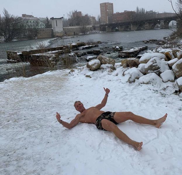 Roberto Pérez, sobre la nieve junto al río Pisuerga. 