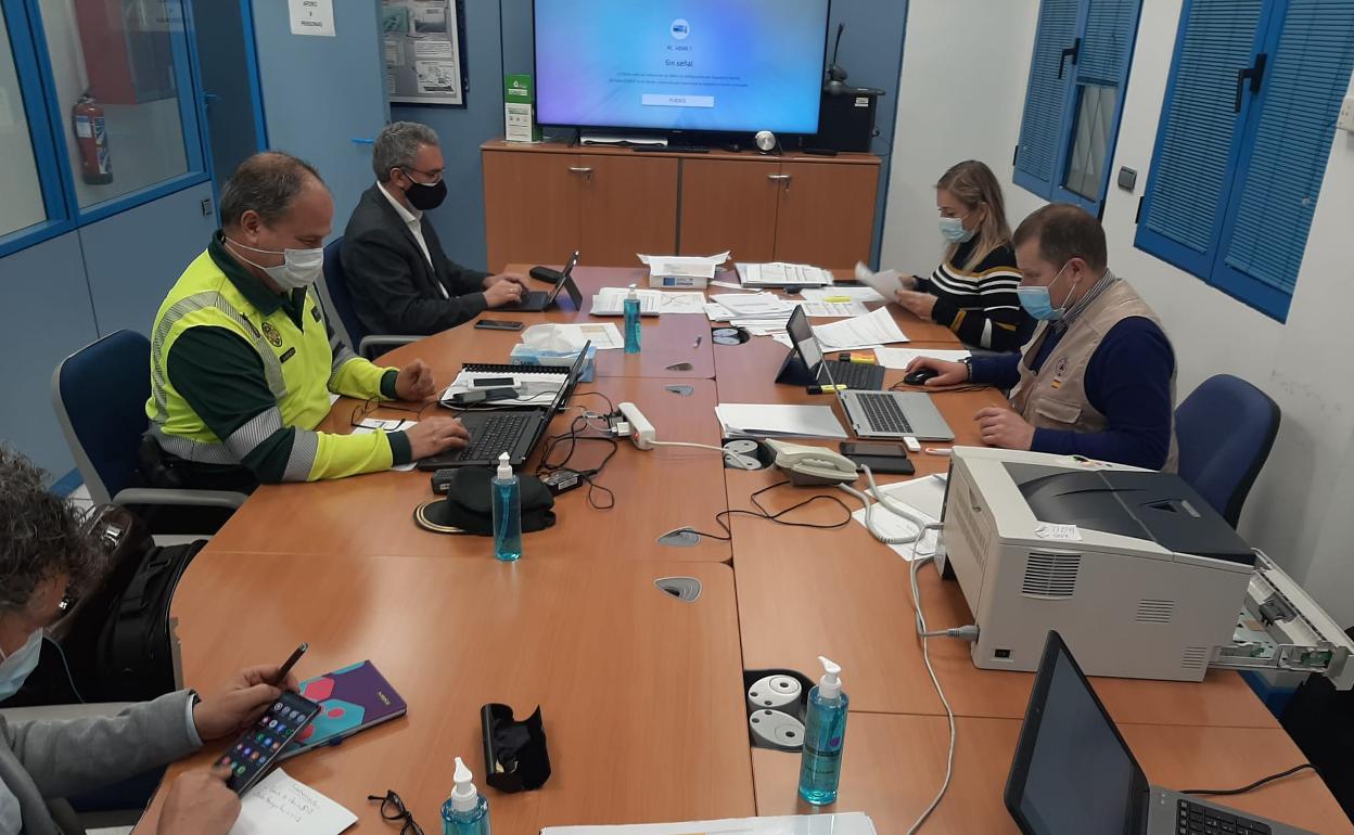 El delegado, Javier Izquierdo, con el equipo de emergencias en el centro de gestión del tráfico en Valladolid. 