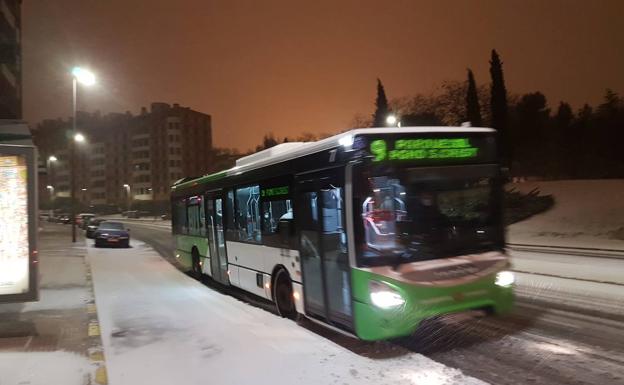 Auvasa refuerza servicios y suspende paradas en Parquesol y Puente Duero por la nevada en Valladolid