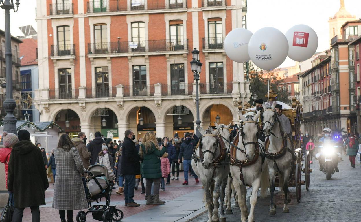 Carruaje de época, con los reyes Melchor, Gaspar y Baltasar, a su paso por la Plaza Mayor de Valladolid.