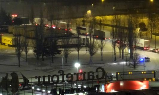 Camiones embolsados ayer por la tarde en el aparcamiento del estadio José Zorrilla.