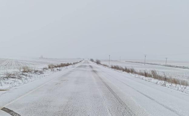 La circulación entre los municipios de Valladolid se complica por la presencia de hielo y nieve en la calzada