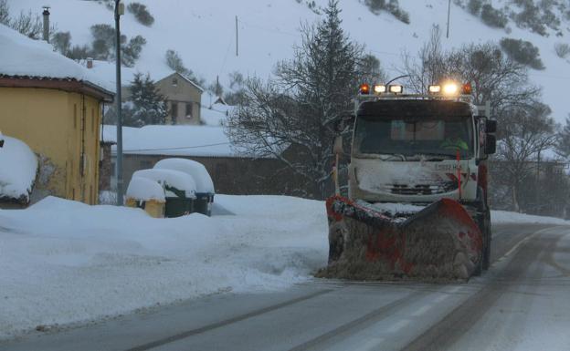 La nieve y el hielo impide la circulación en ocho carreteras de la comunidad