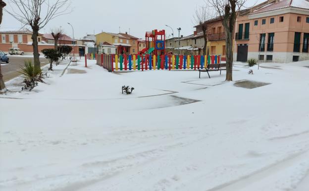 Imagen. Provincia. Los parques infantiles de los pueblos de Valladolid, rodeados de nieve. 