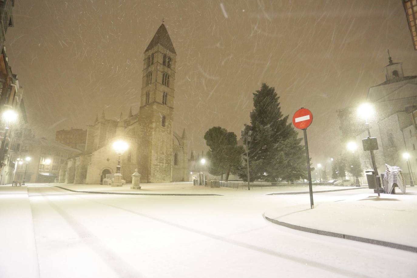 Imagen. Las calles de Valladolid totalmente blancas, esta mañana. 