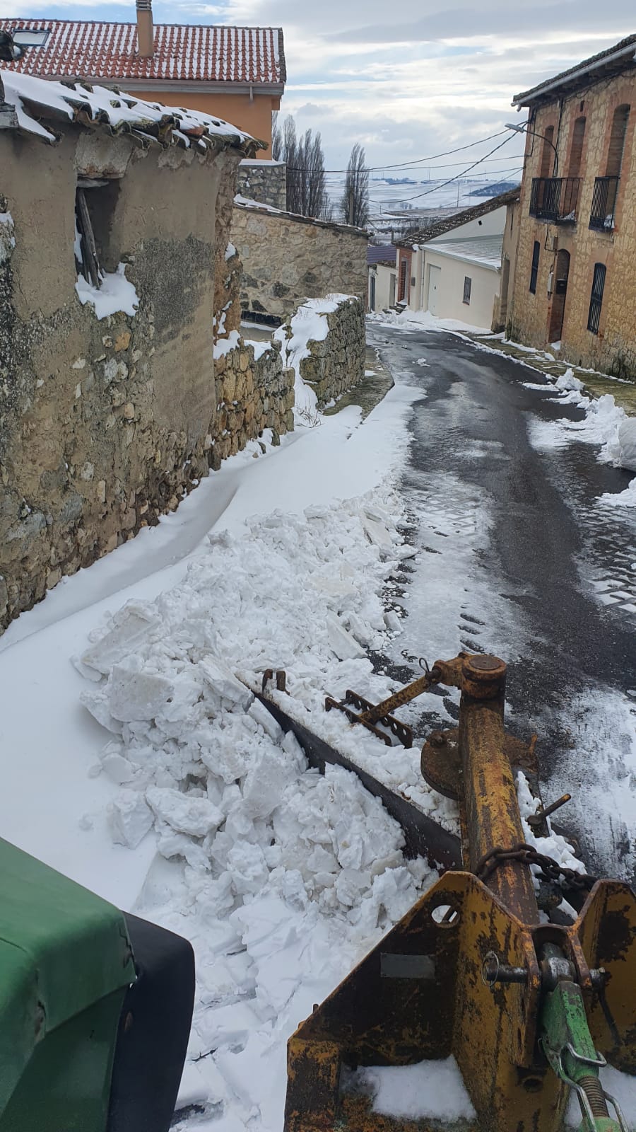 Barruelo del Valle. El alcalde con su tractor retirando la nieve y el hielo.