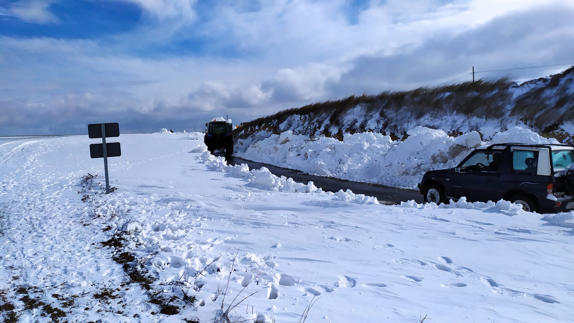 Tractores ayudando a quitar la nieve de la carretera de Ciguñuela a Arroyo.