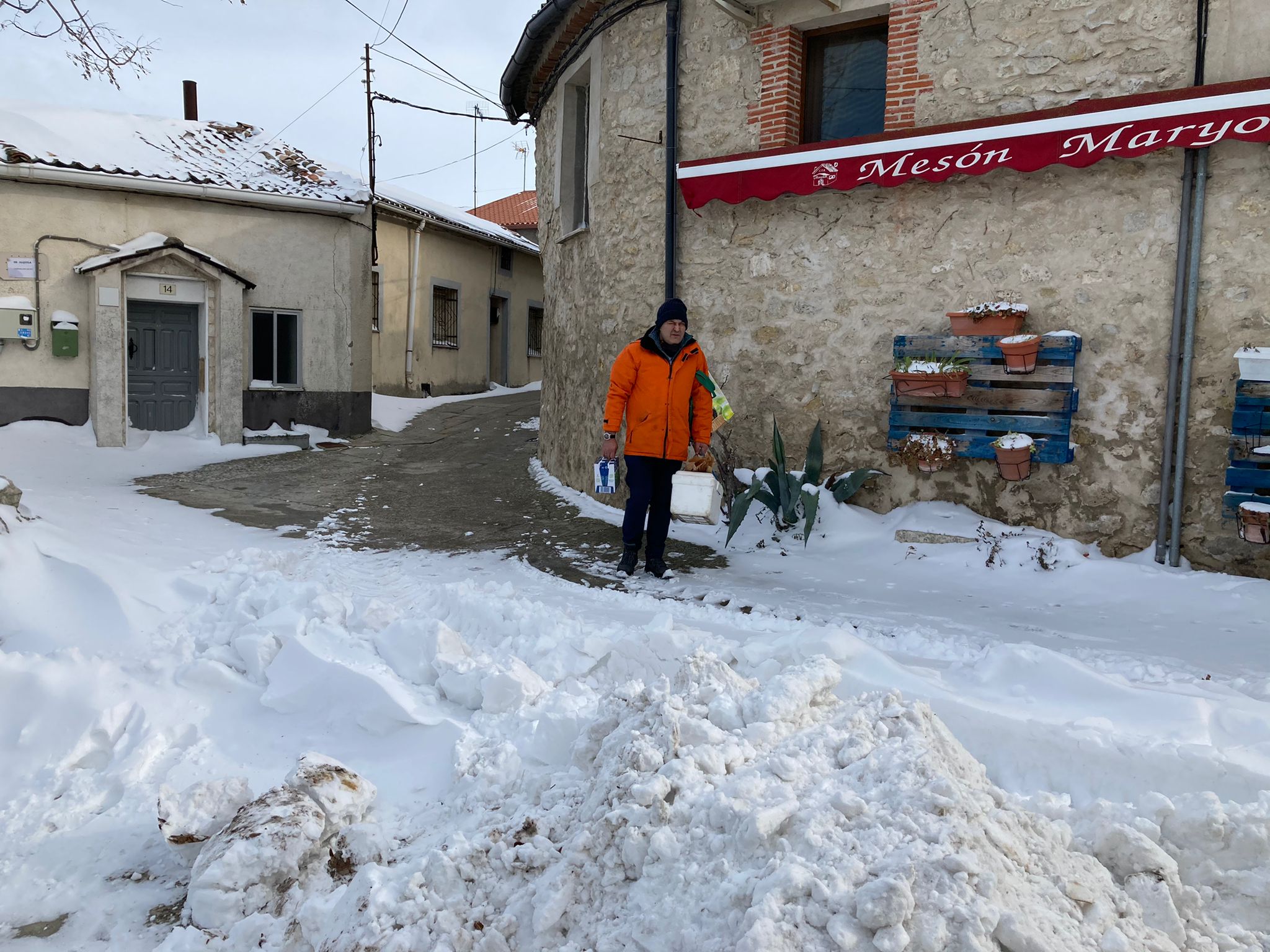 Modesto, del Restaurante Mariobely, de Cogeces del Monte, lleva compra y comida preparada a vecinos del pueblo.