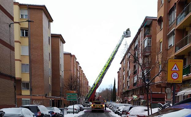 Los bomberos de Valladolid retiran la nieve acumulada en cornisas de edificios para evitar desprendimientos