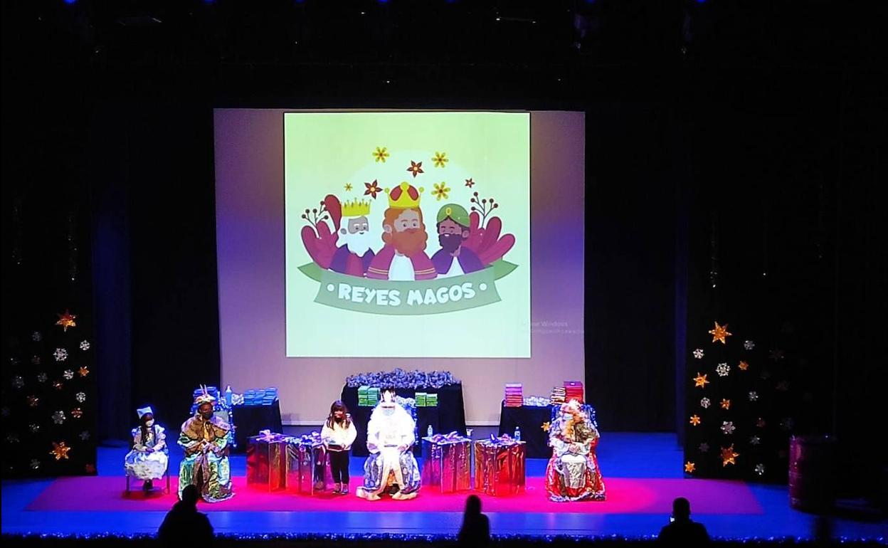 Un momento de la recepción que ofrecieron los Magos de Oriente a los niños. 