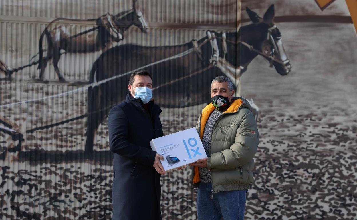 El alcalde entrega el premio al ganador del proyecto de arte rural VIART.