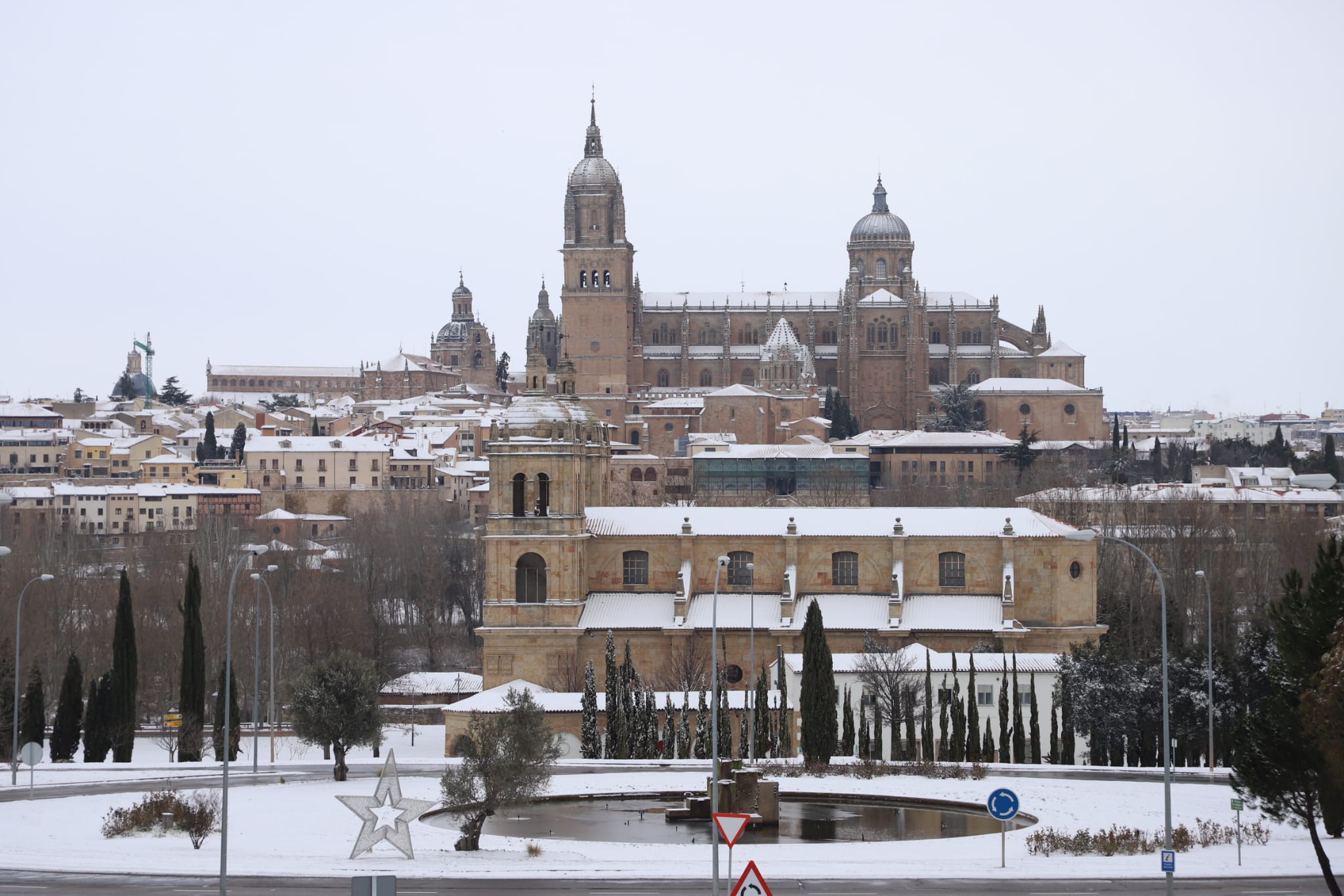 Bonita estampa de la catedral de Salamanca y todo su entorno con nieve.