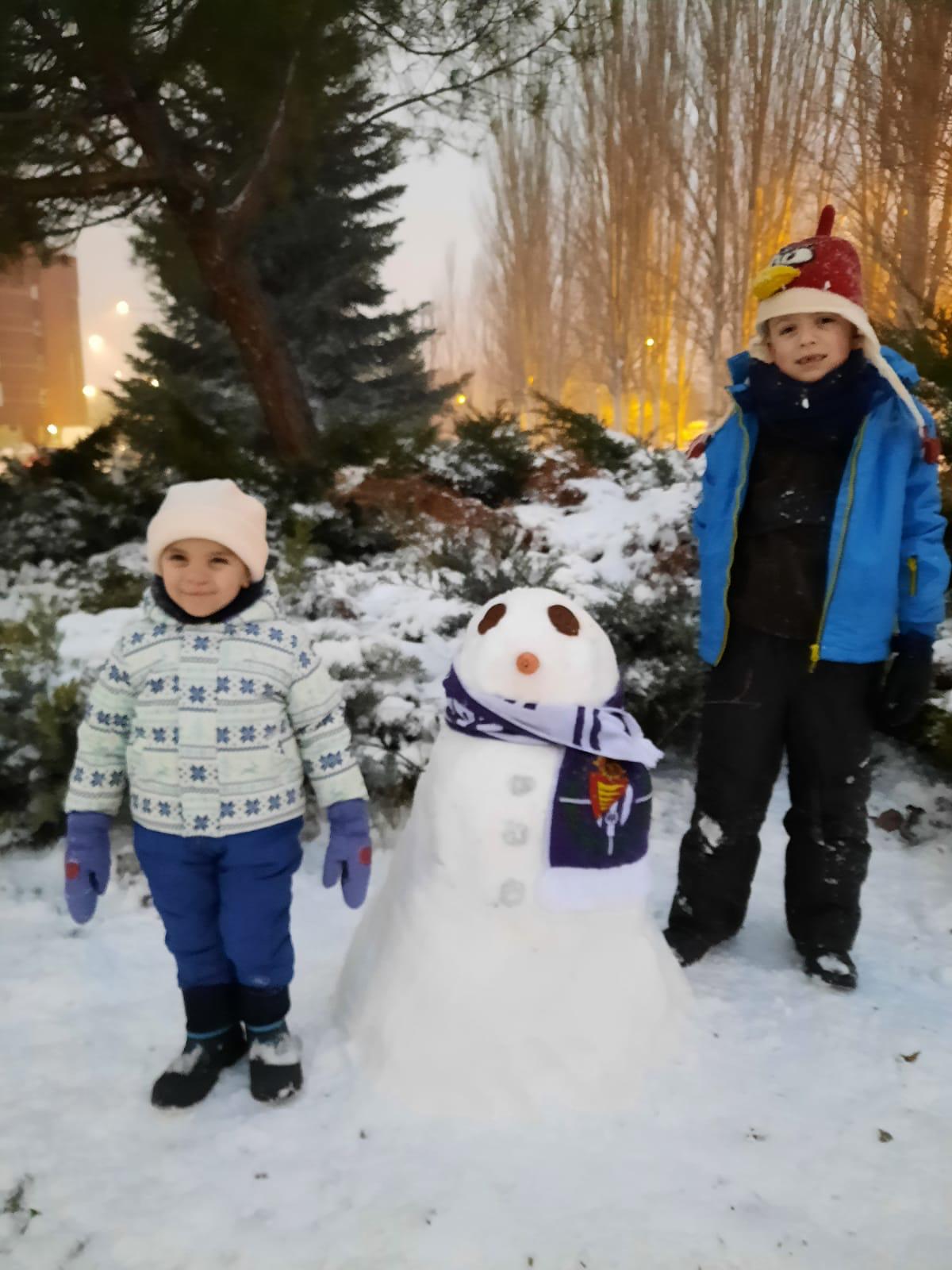 Muñeco de nieve hecho en Puente Jardín (La Victoria).