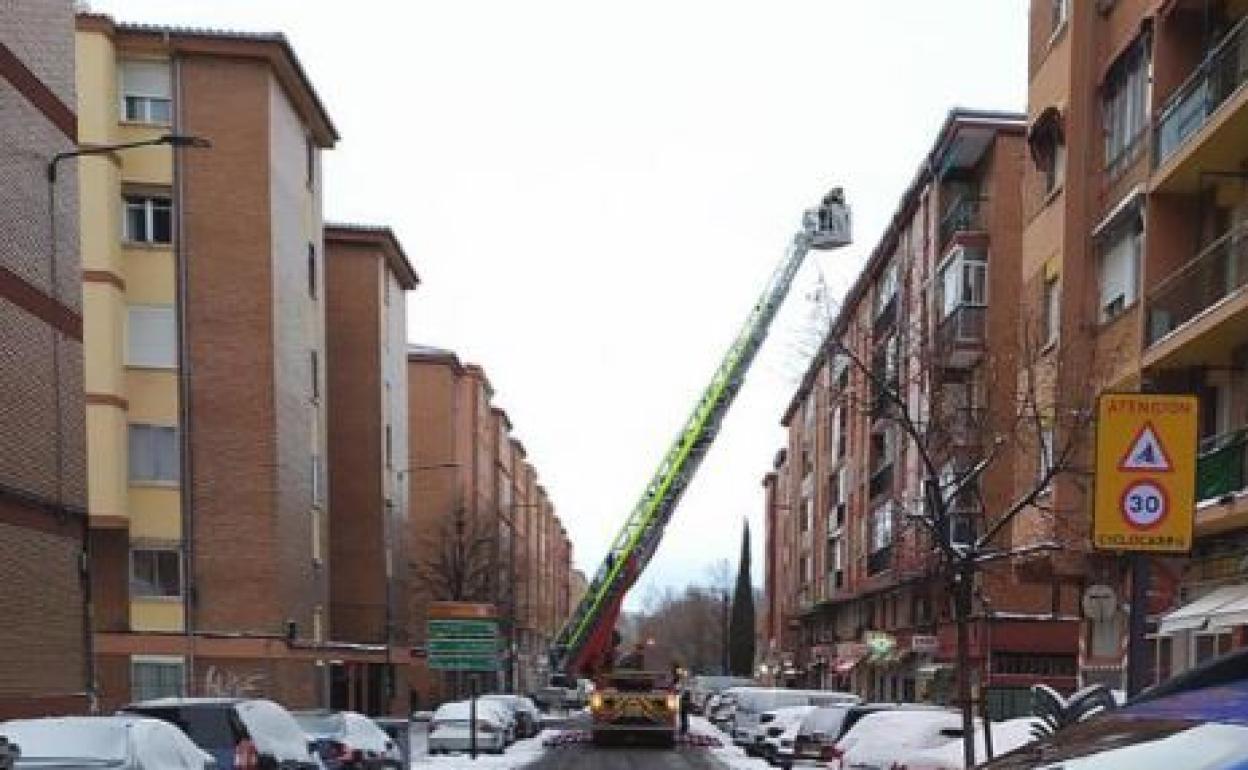 Los bomberos retiraron el domingo la nieve de varias cornisas para evitar desprendimientos.