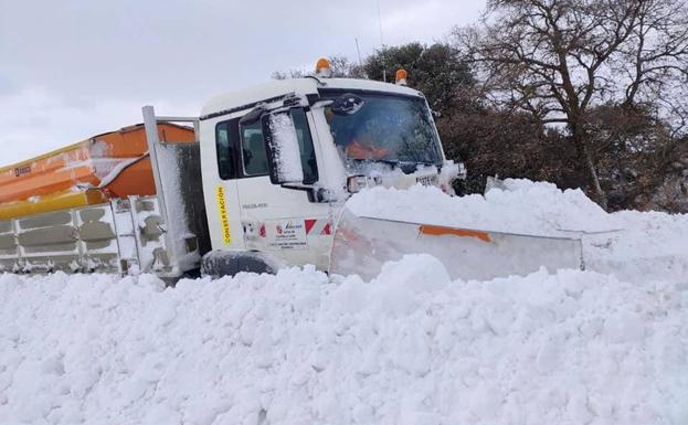 Una quitanieves avanza en la limpieza de una carretera, este lunes en la comarca del Cerrato.