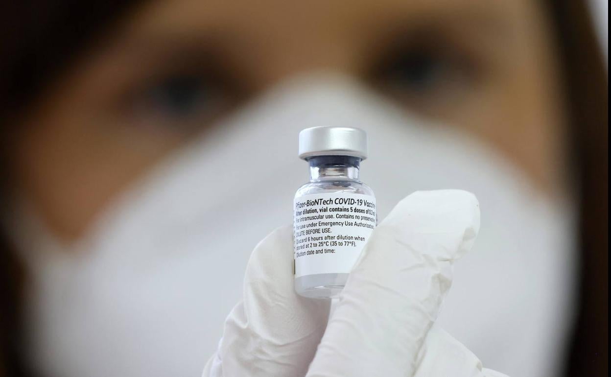 Una sanitaria muestra un vial de la vacuna de Pfizer contra el coronavirus. 