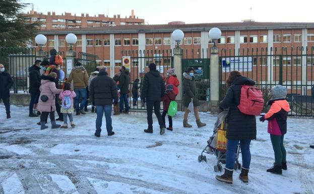 Acceso a un colegio de Parquesol, este lunes por la mañana. 