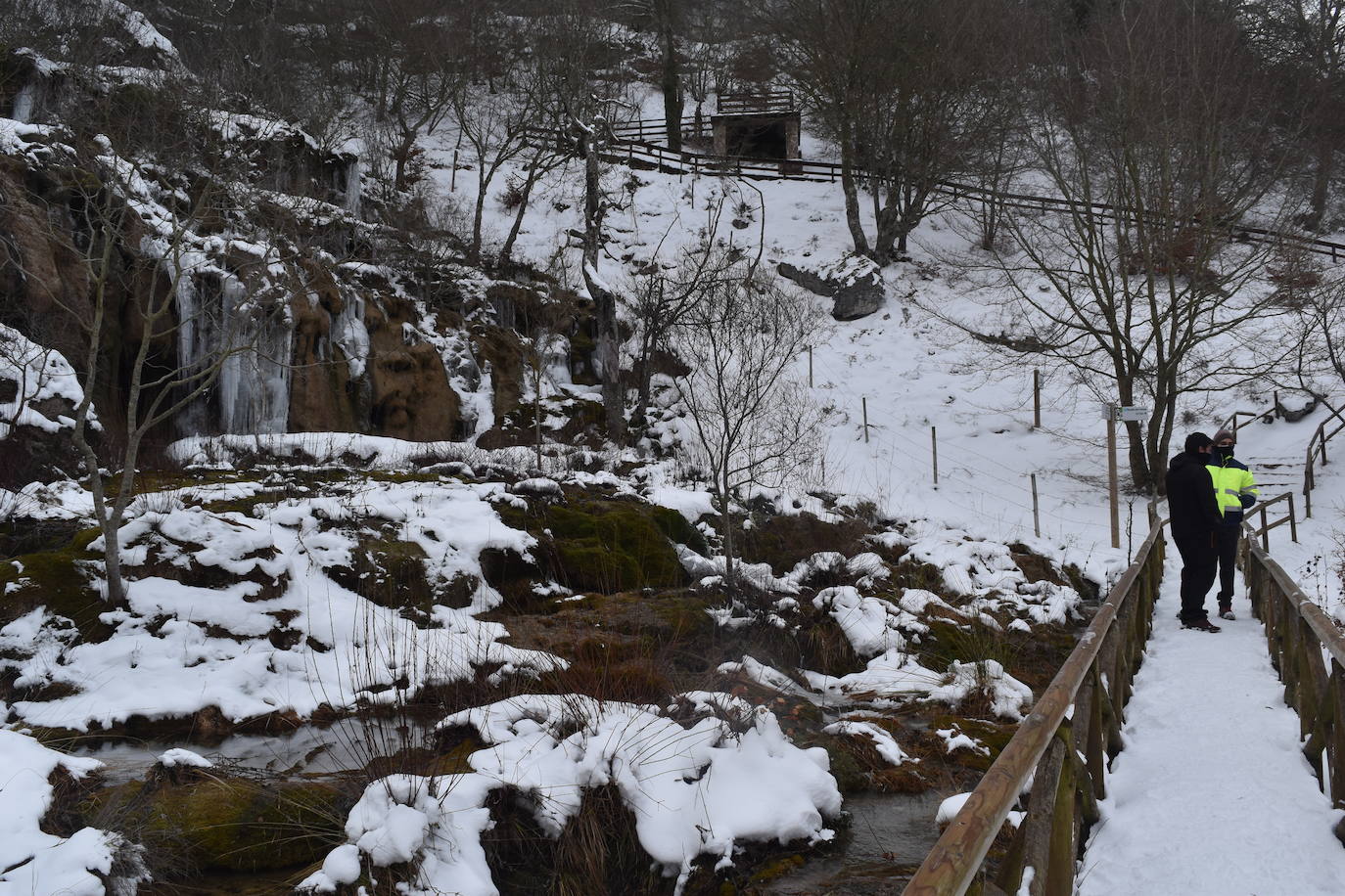 Fotos: El hielo se apodera de la cascada de Covalagua
