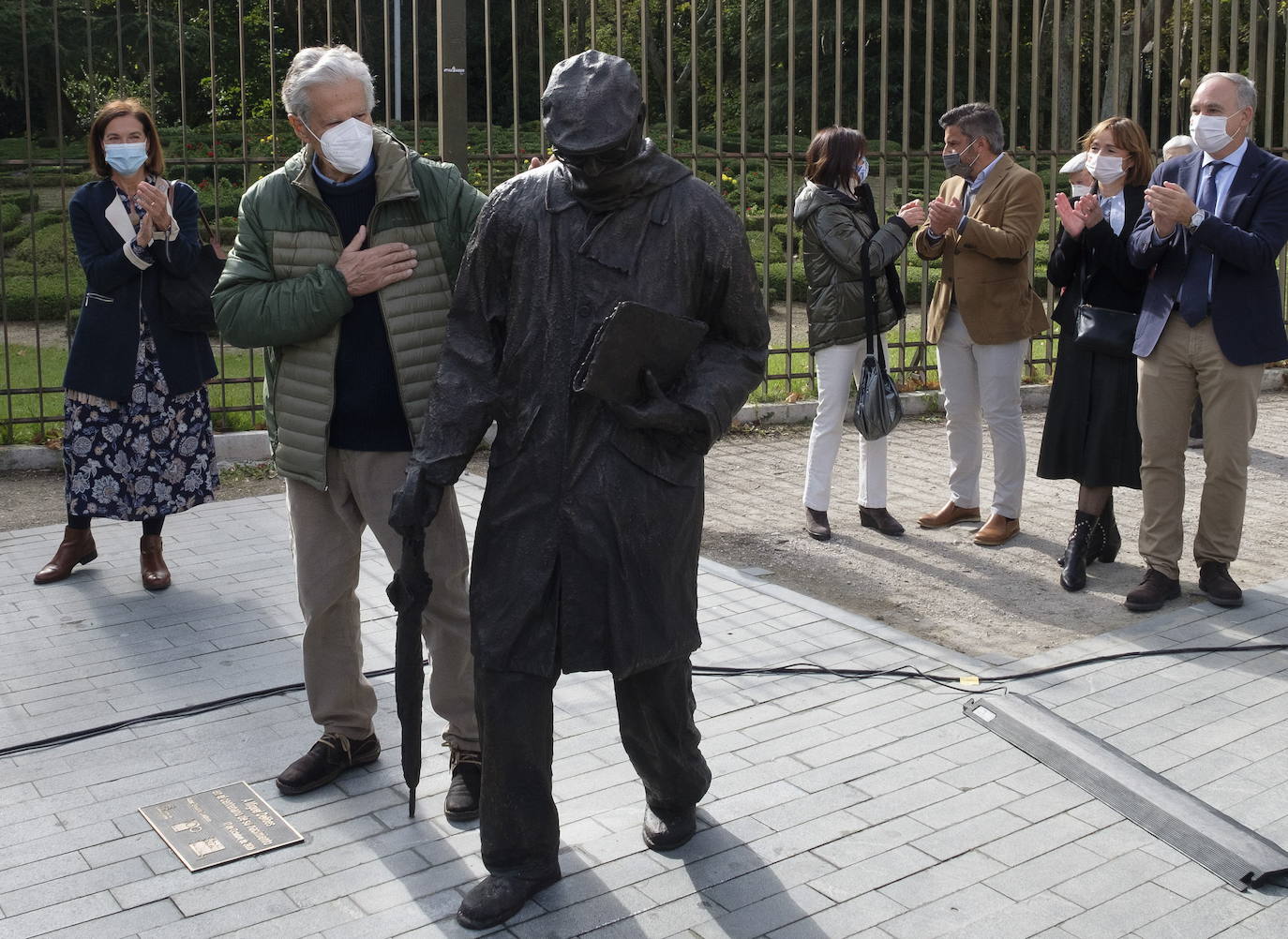 Eduardo Cuadrado, el pasado 17 de octubre con su escultura de Miguel Delibes junto al Campo Grande.