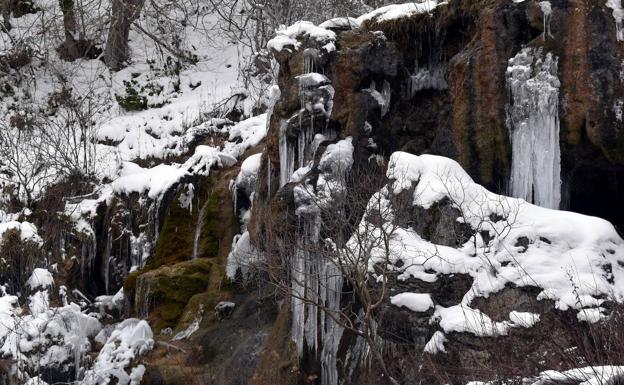 La cascada de Covalagua, una preciosa estampa helada