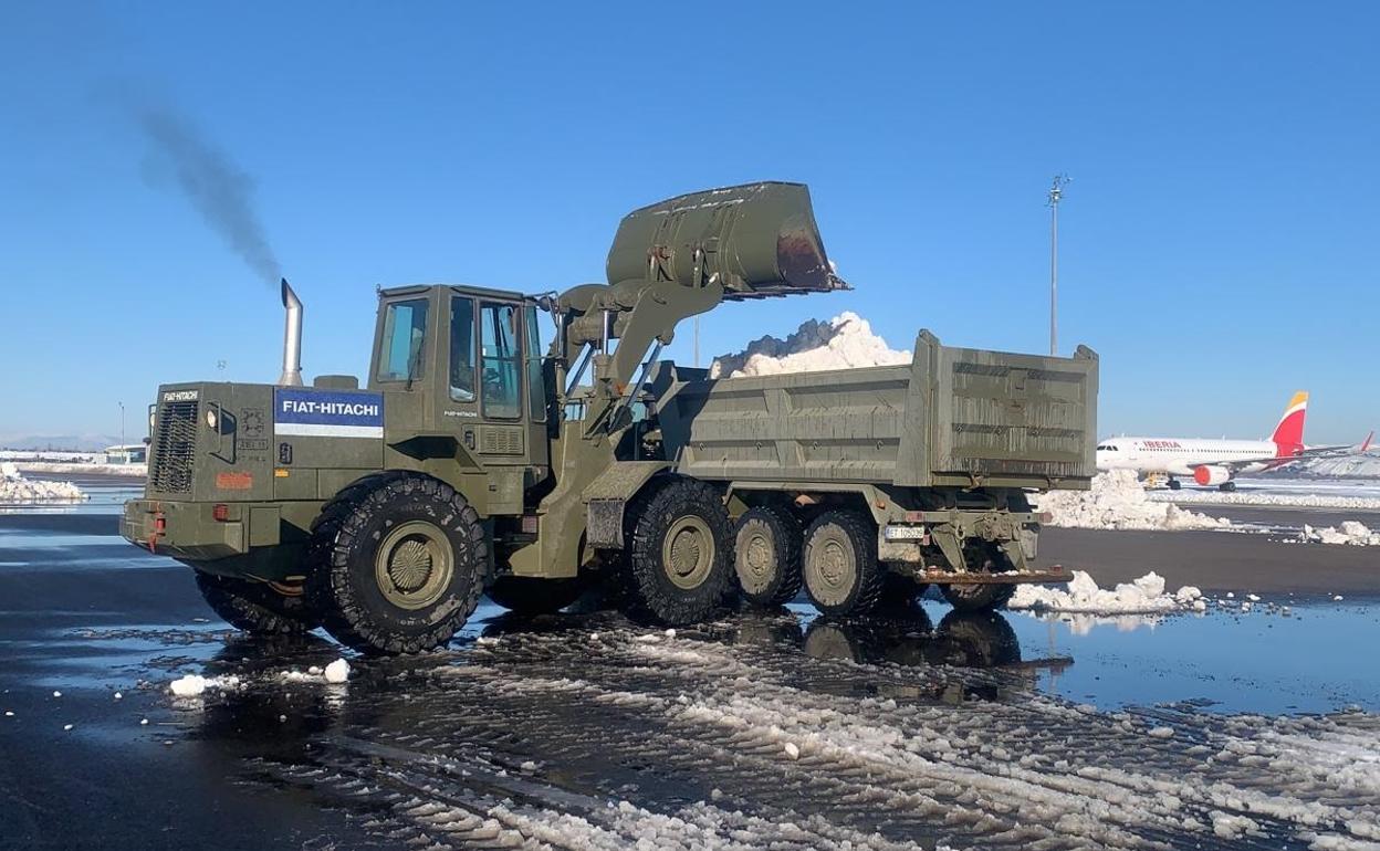 Trabajos en las pistas del aeropuerto de Barajas.