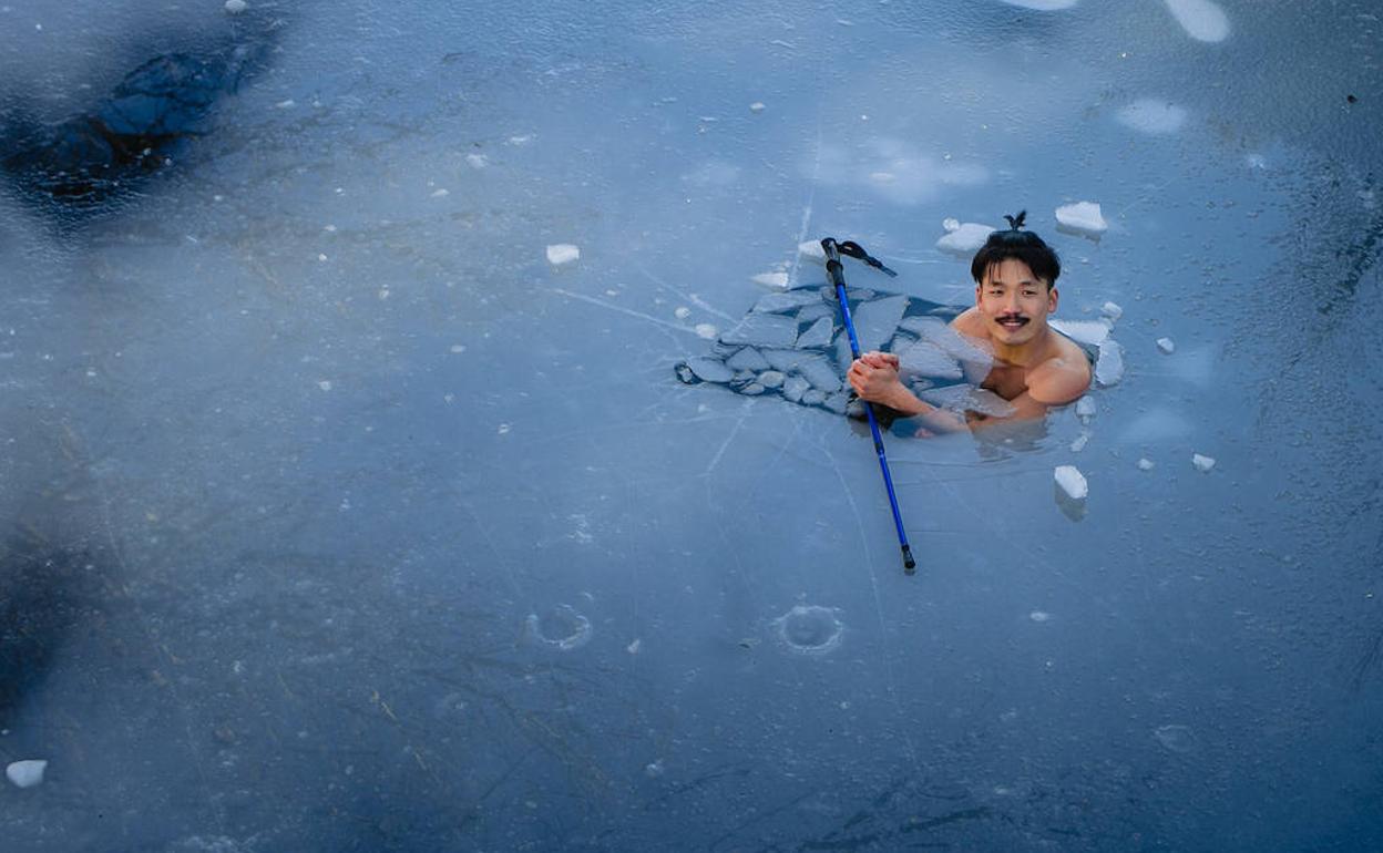 Xiaodeng Chen se baña en las aguas del Duero en Soria. 