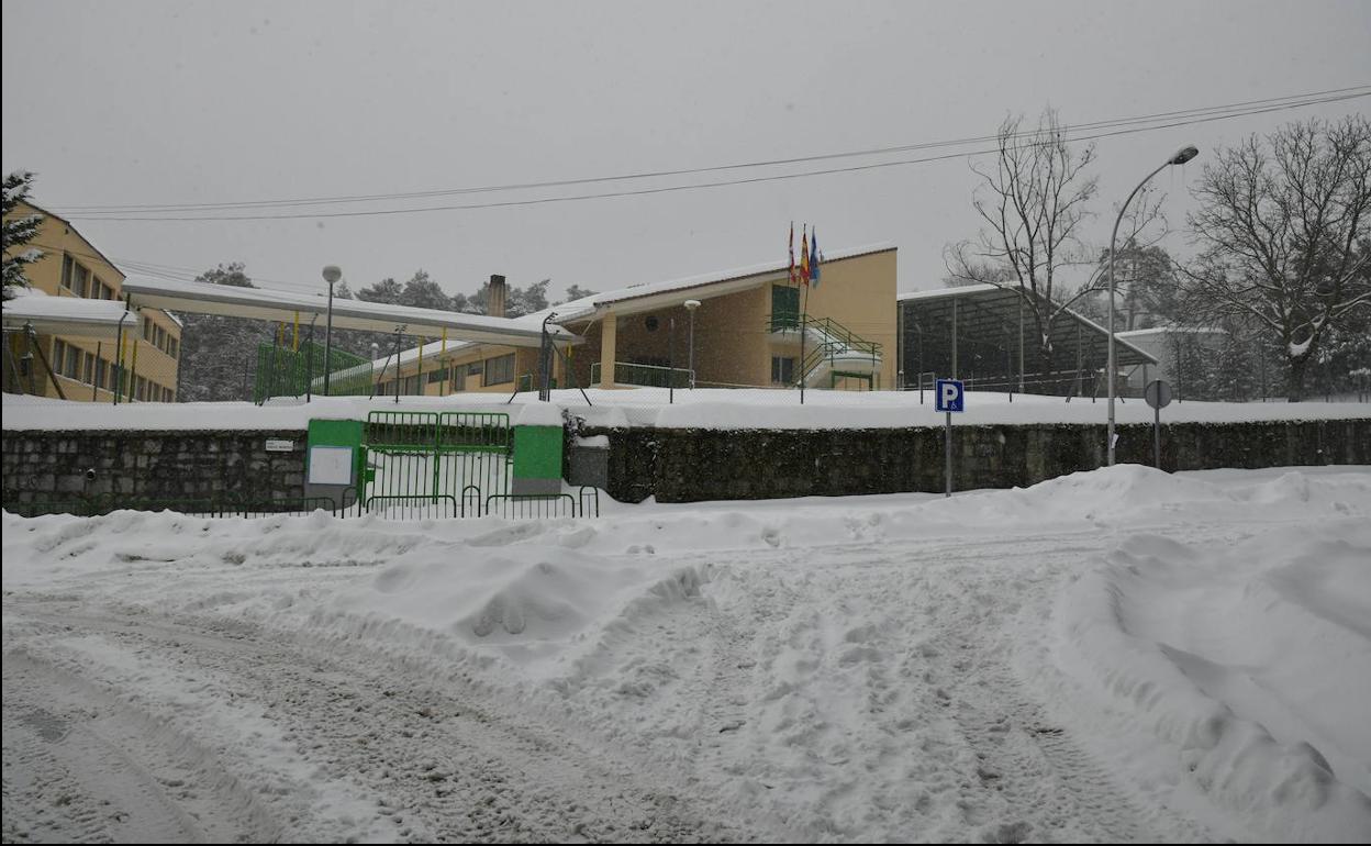 Así estaban los accesos al colegio de San Rafael tras la nevada. 