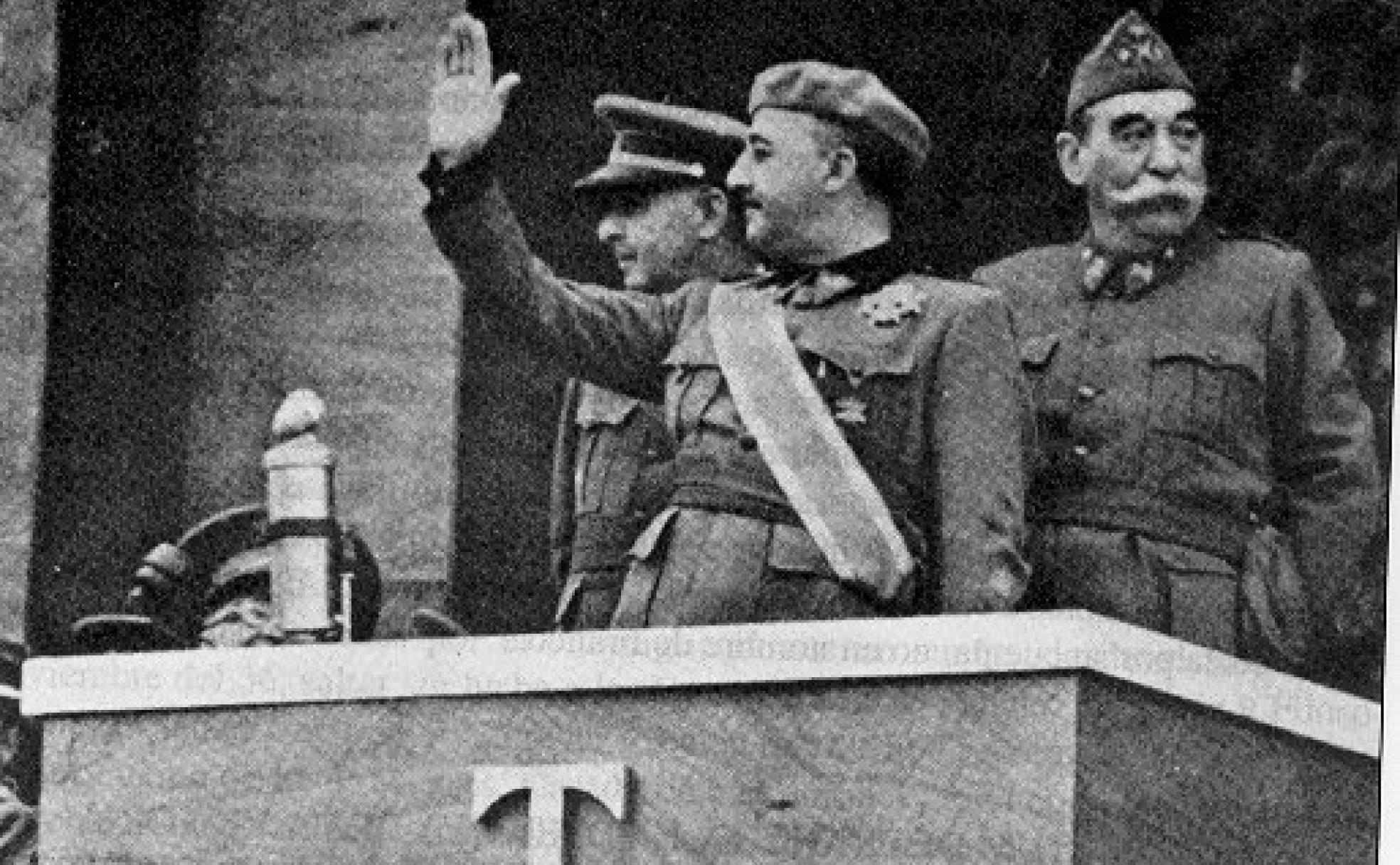 Andrés Saliquet (derecha), líder de la sublevación en Valladolid, celebra la victoria con Franco en 1939.