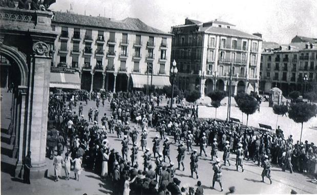 Los Regulares a su paso por la Plaza Mayor vallisoletana en 1937.