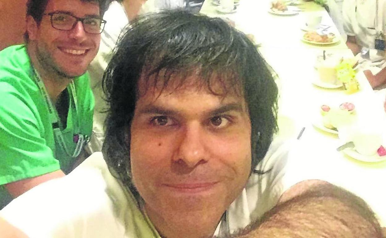 Jacob, en primer término, con algunos compañeros de Urgencias..