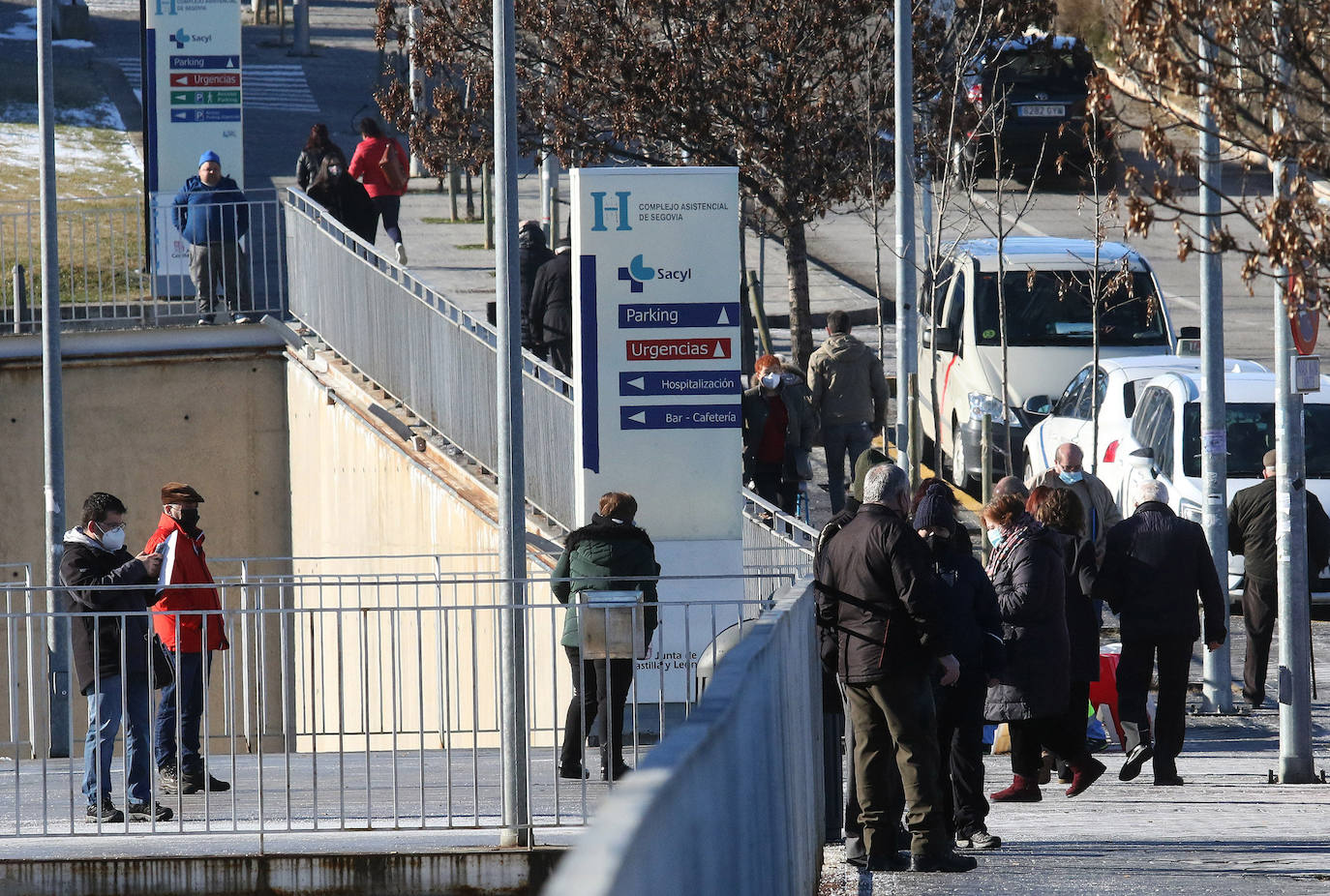 Usuarios en las inmediaciones del Hospital General de Segovia, este martes. 