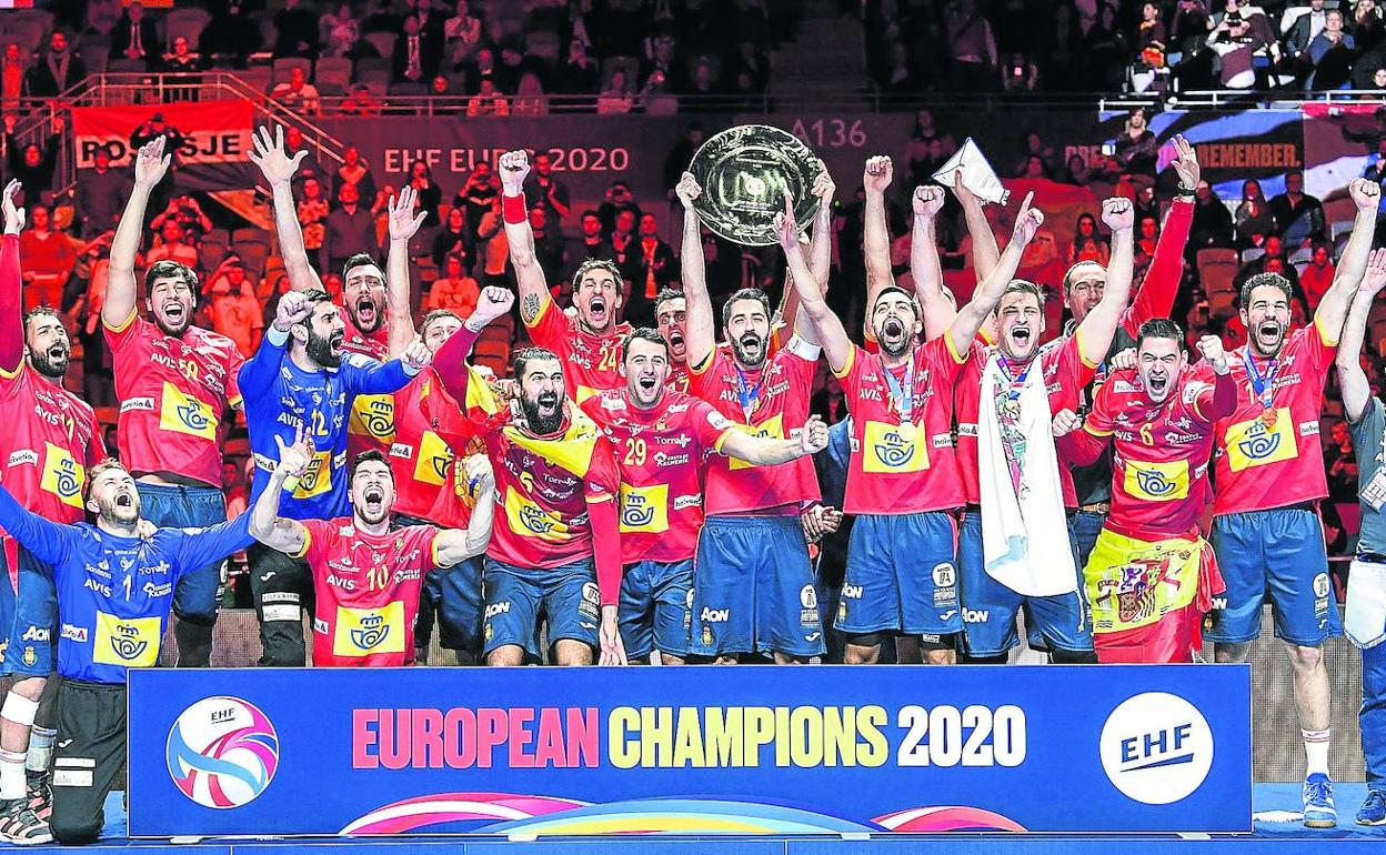 Los Hispanos levantan el título de campeones de Europa tras batir en la final a Croacia en el torneo celebrado hace un año en Suecia. 