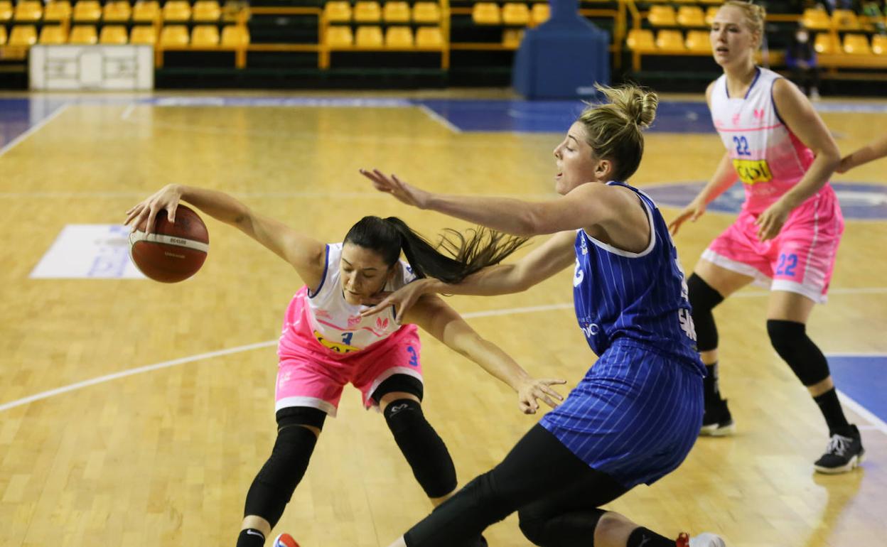 Katie Lou Samuelson, de Avenida, pugna por un balón con una rival del Cadí la Seu en la primera vuelta en Salamanca.