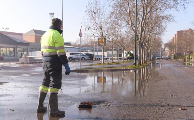 Un reventón convierte la avenida de Santander en una pista de patinaje