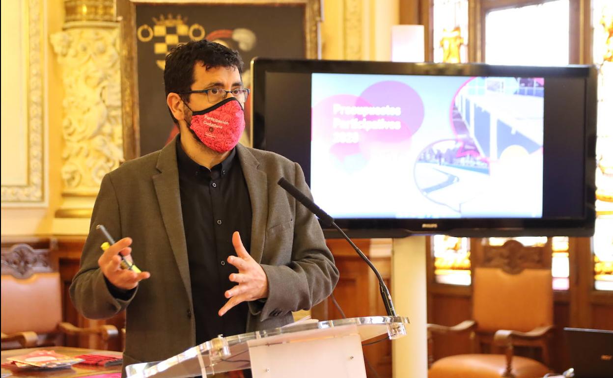 Alberto Bustos presenta los Presupuestos Participativos. 