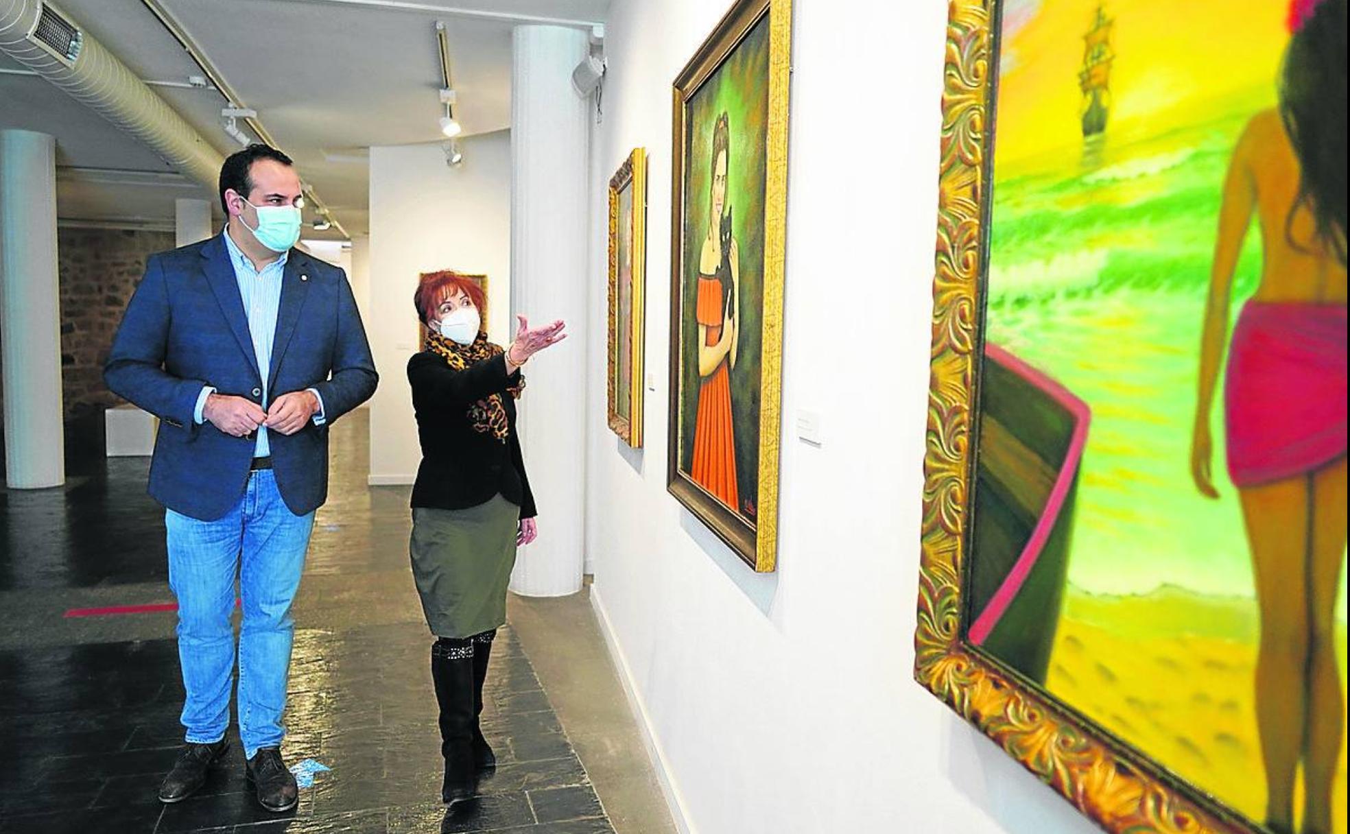 La artista explica una de sus obras al diputado de Cultura, David Mingo.